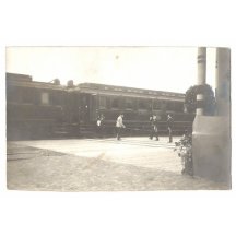 Franz Josef vystupuje z vlaku a vítá ho řídící důstojník