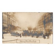 Zástupy lidí v ulicích