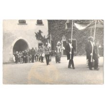 Slavnostní pochod: Franz Ferdinand a Sophie za vlajkonoši