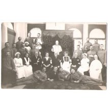 Busta Franz Josefa v obležení lidí