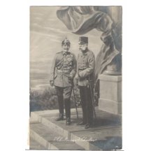 Franz Josef a Wilhelm, v uniformách a s meči