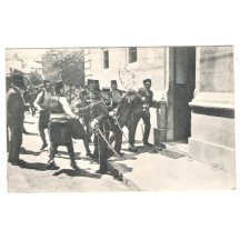 Atentátník byl chycen a vlečen na policejní stanici