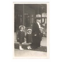 Císařovna Zita ve smutečním oblečení s dětmi