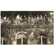 Franz Josef stojící před davem na balkónu