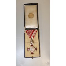 Záslužný kříž , stříbrný s korunkou na vojenské stuze , originální etue