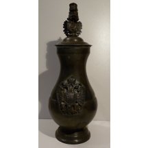 Minibusta Franz Josefa na korbelu s víkem