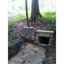 Damníkov, pamětní kámen nad Damníkovskou hájenkou