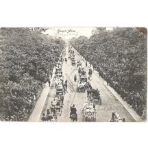 Turisté procházející se po Hlavní áleji