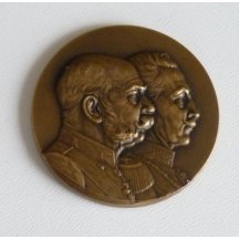 Franz Josef a Wilhelm na medaili, válečná vřava na rubu