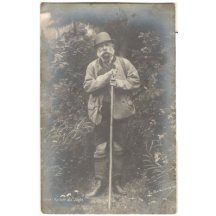 František Josef v mysliveckém na honu , opírá se o hůl