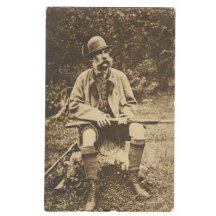 Franz Josef sedící na pařezu s ozdobným rámečkem (2), další varianta