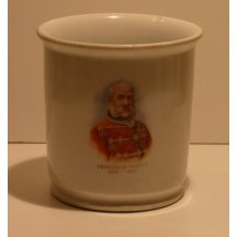 Císař Franz Josef I. v maďarské uniformě na hrnečku