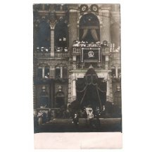 Franz Josef vychází ze slavnostně ozdobeného hotelu Pupp - Karlovy Vary