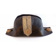 Čepice vysokého úředníka na železniční dráze 