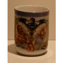 Franz Josef a Wilhelm v uniformách na hrnečku, s orlicí a vlajkami