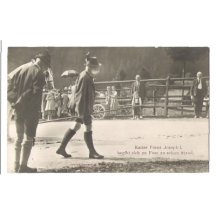 Franz Josef kráčí na místo lovu, lidé mu vzdávají hold