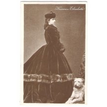 Stojící císařovna Sissi v tmavých šatech