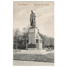 Franz Josef na koni, držící v ruce dalekohled a s vojáky