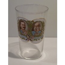 Sklenička s portréty dvou císařů v orámování dubového věnce, s vlajkami