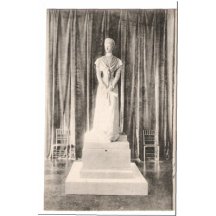 Socha Elisabeth, držící v ruce důležité psaní