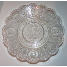 Skleněný talíř na počest německé říši se znaky