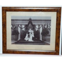 Památeční busta Františka Josefa a stojící ženy