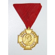 Jubilejní kříž z roku 1908 na vojenské stuze , zlacená bronz 