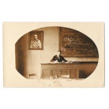 Barevná fotografie císaře Franz Josefa na zdi ve škole