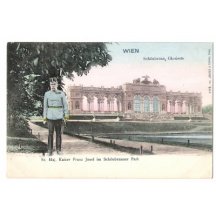 Císař František Josef na procházce a v pozadí Schönbrunn-Gloriette, Vídeň