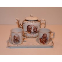 Kompletní sady hrnečků s konvicemi a s portréty císařů