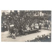 Slavnostní průvod alegorických vozů