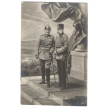 Stojící evropští císaři v uniformách