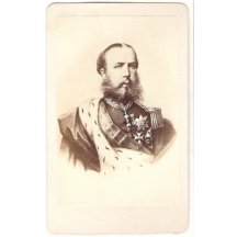 Maxmilián v císařské uniformě s řády