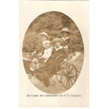 Děti císařského páru na vyjížďce v kočáru