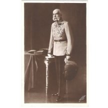 Franz Josef opírající se o stůl a s čepicí