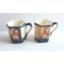 Císař Vilém v uniformě na dvou stejných hrnečcích