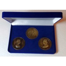 23. Tři ražené medaile k otevření musea