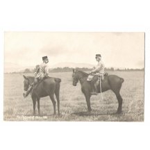 Černobílá fotografie Franz Josefa a Wilhelma na koních