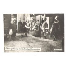 Empress Zita is getting out from car in Hungarian