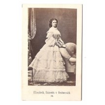 Stojící Elisabeth v bílých šatech-deskové foto