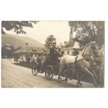 Franz joseph projíždí vesnicí, kde ho lidé zdraví