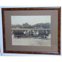 Společné foto vojáků s bustami císařů