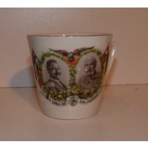 Dubový rostlinný motiv s černobílými portréty císařů