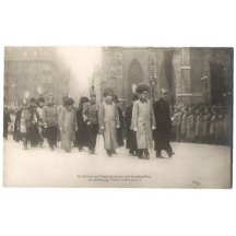 Zástupy lidí lemují ulice