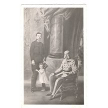 Sedící Franz Josef a Carl se synem Ottou