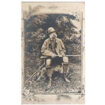 Franz Josef sedící na pařezu s ozdobným rámečkem