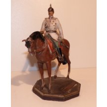 Císař Wilhelm v bílé uniformě sedí na koni