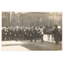 Nastoupení radní vzdávají čest Franz Josefovi