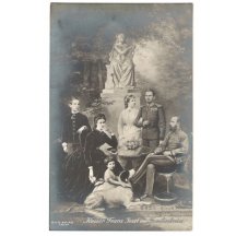 Císař Franz Josef s rodinou na fotografii, stojící před sochou