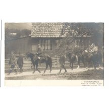 Rozšířený záběr s Franz Josefem a dalšími účastníky lovu